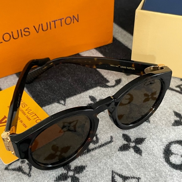 Louis Vuitton Black and Gold Sunglasses - Picture 10 of 11